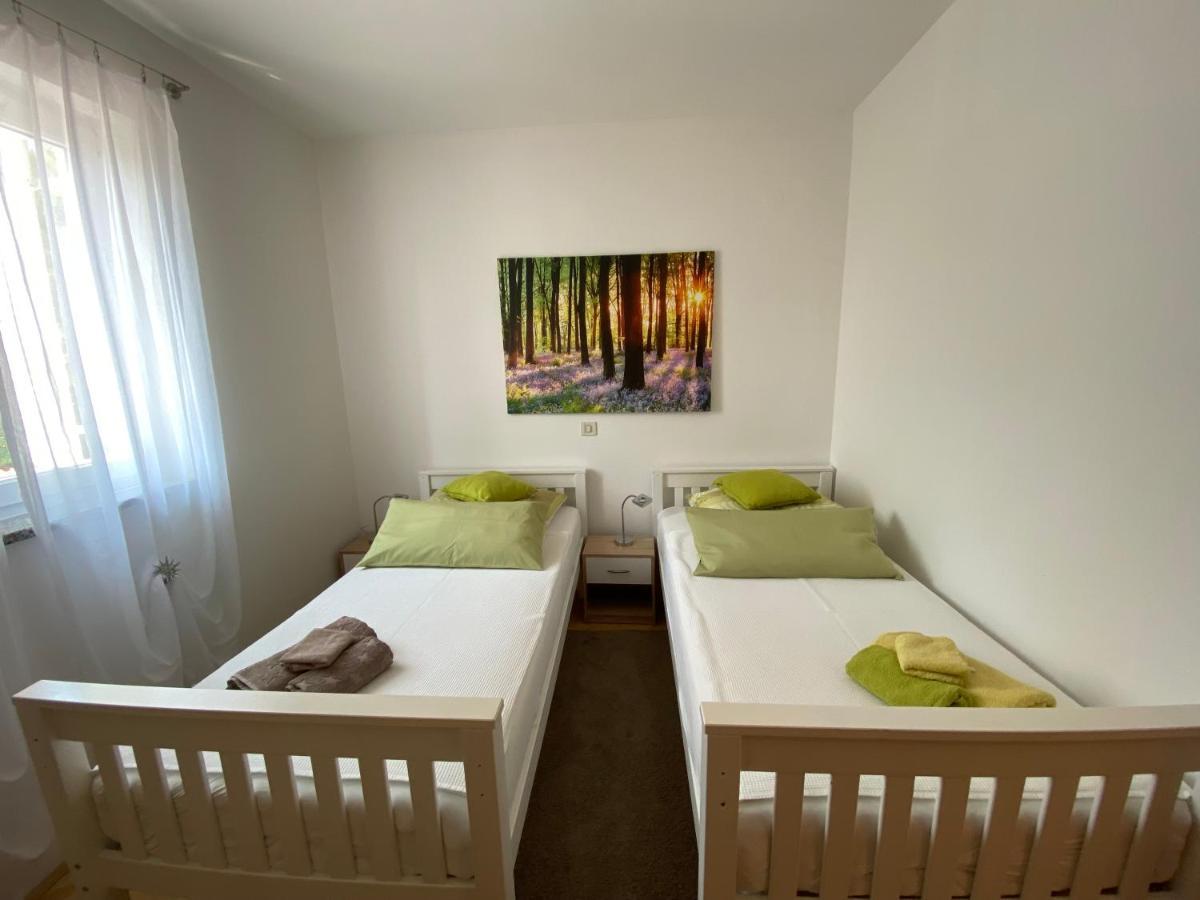 Ferienwohnung Molnar Premantura Exterior foto